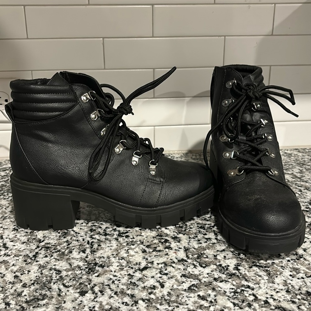 🖤 Black Lace-Up Combat Boots – Chunky Heel 🖤